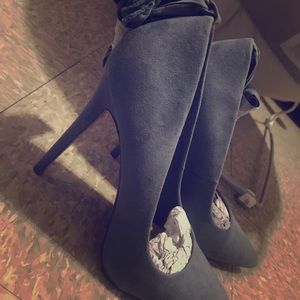 Grey pump with tie up the leg